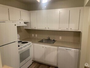 Building Photo - 146 Mansfield D