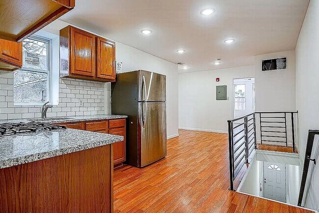 Building Photo - 3964 Poplar Street