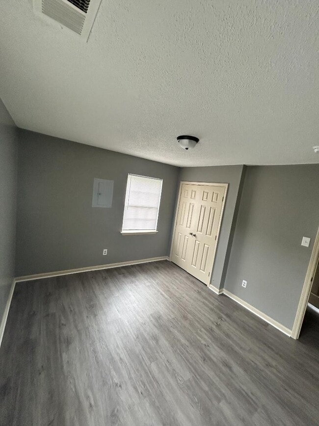 Building Photo - 206 Lynn Cir