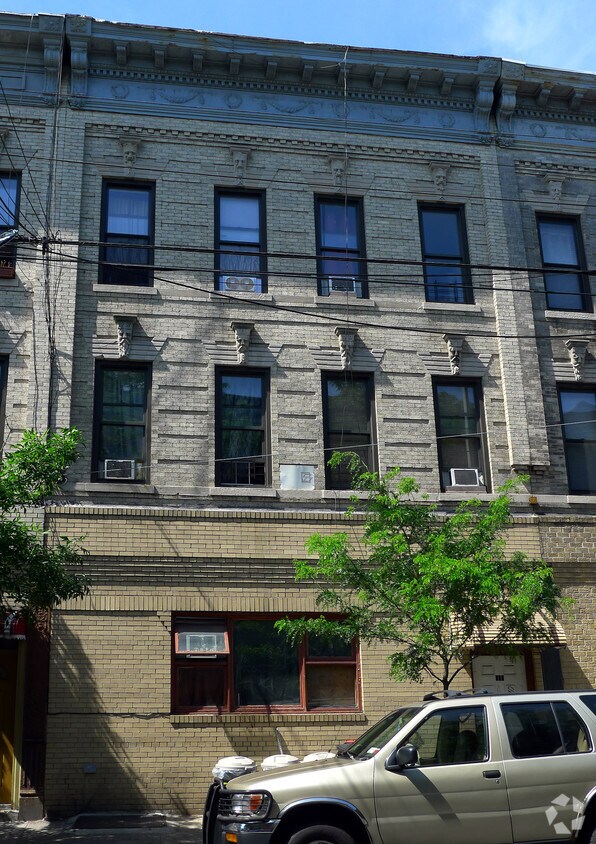 Primary Photo - 560 Seneca Ave