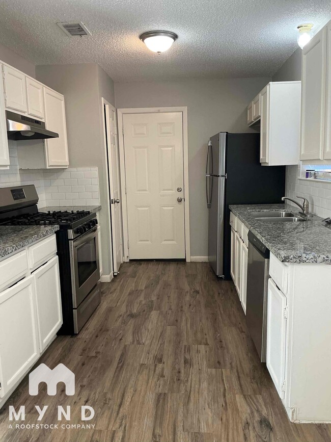 Building Photo - 1911 Bogatto St