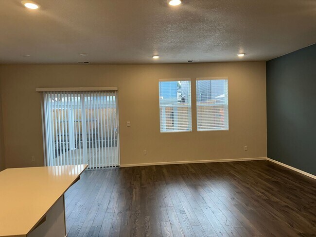 Foto del edificio - Newer 4 bedroom 2.5 bathroom house! AVAILA...