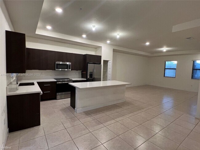 Foto del edificio - 3 br, 2 bath House - 10413 NW 82nd St Unit 33