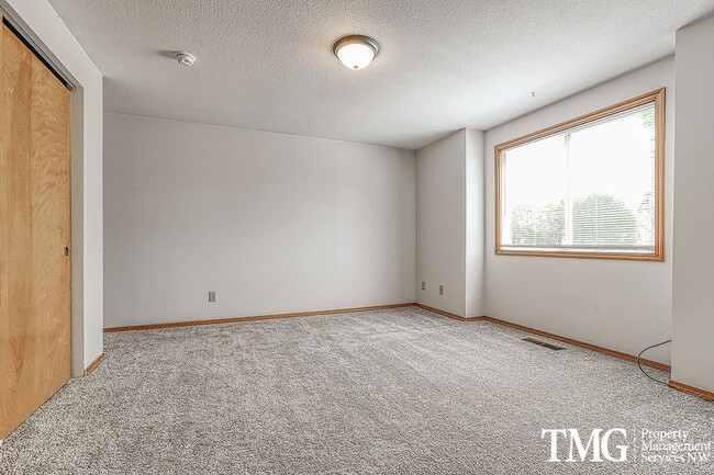 Building Photo - Great 3BD Ranch - Updated from the inside ...