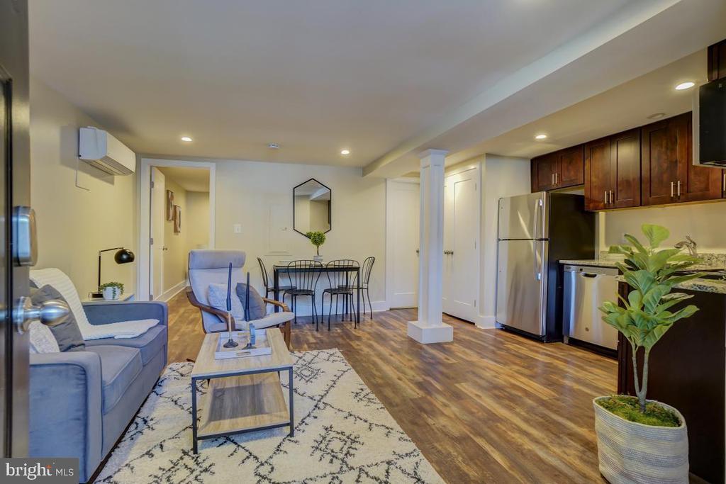 Primary Photo - 921 L St NE