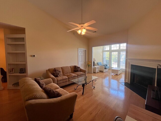 Building Photo - 1005 E Shearwater Ln