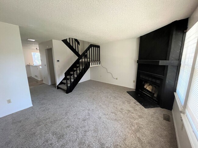 Building Photo - Nice 2 Bedroom 2 Bath Townhome Near Quincy...