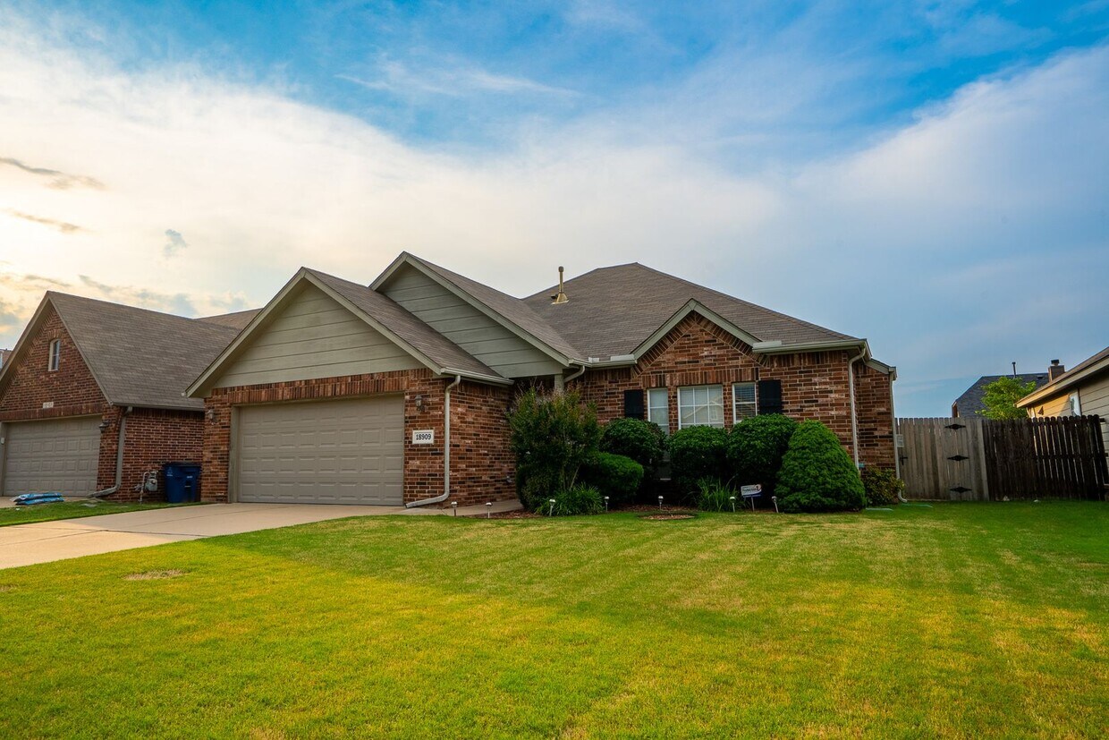 Foto principal - Beautiful 3 bed / 2 bath in New Tulsa!