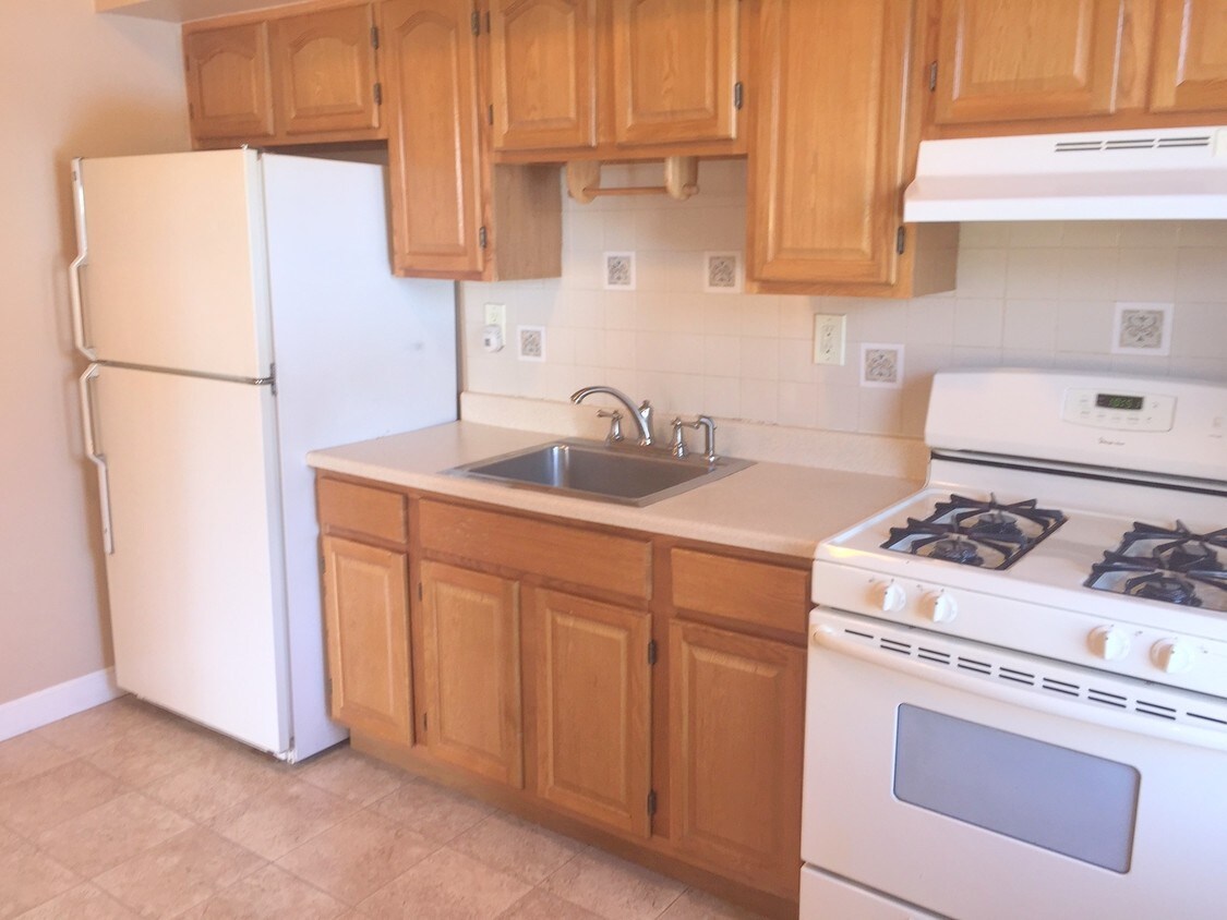 eat in kitchen - 55 Highlawn Ave