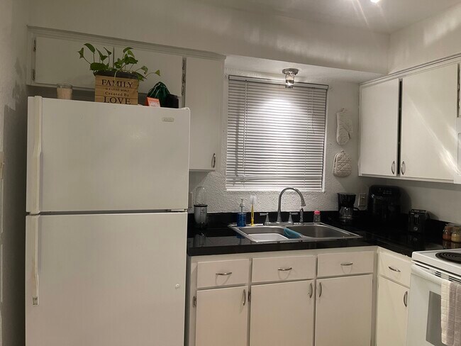 Building Photo - 919 Alvarado Dr SE