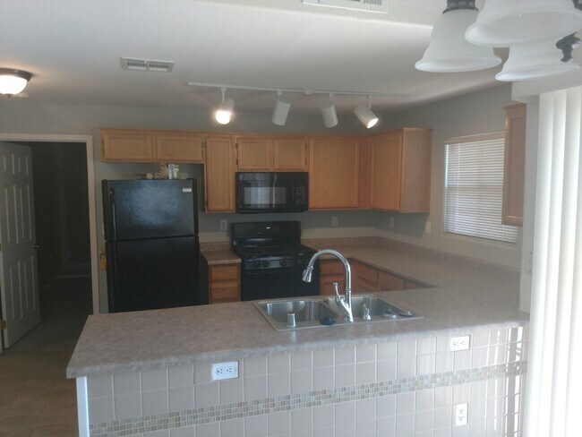 Building Photo - 2 Bedroom 2 Bathroom Lone Mountain