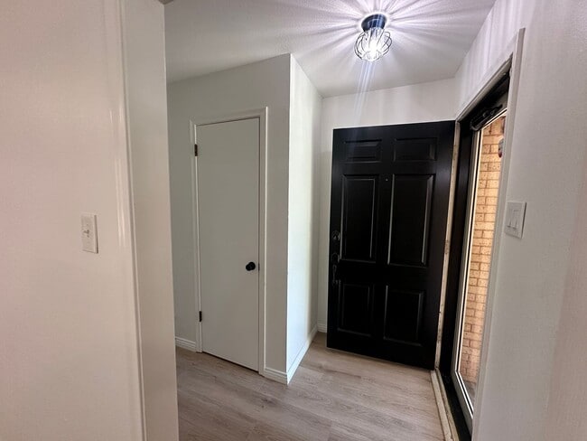 Foto del edificio - Charming updated 3-Bedroom in Prime Lake Highlands Location!