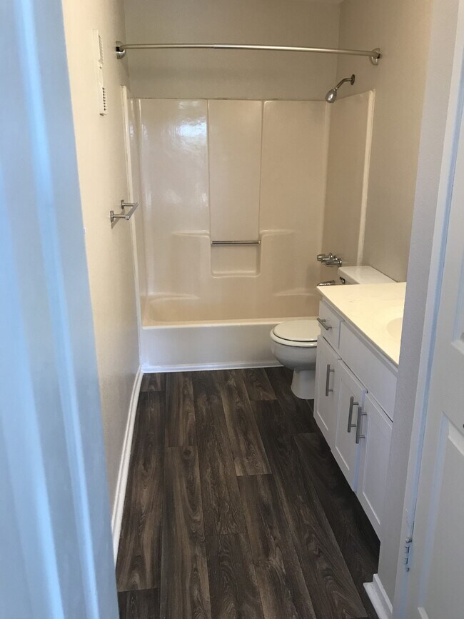 2x2 Master Bath - Harbour Club Apartments