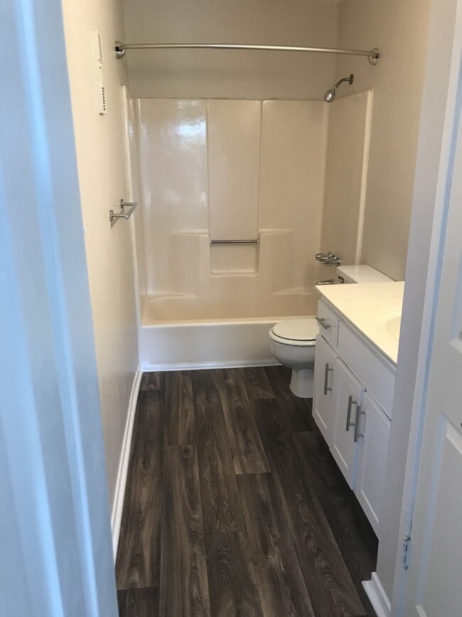 2x2 Master Bath - Harbour Club Apartments
