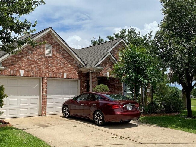 Building Photo - 7902 Fall Hollow Dr