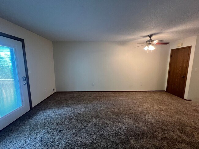 Building Photo - 2-bedroom, 1.5 bathroom Townhome