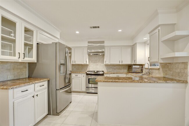 Building Photo - 8825 Cedarbrake Dr