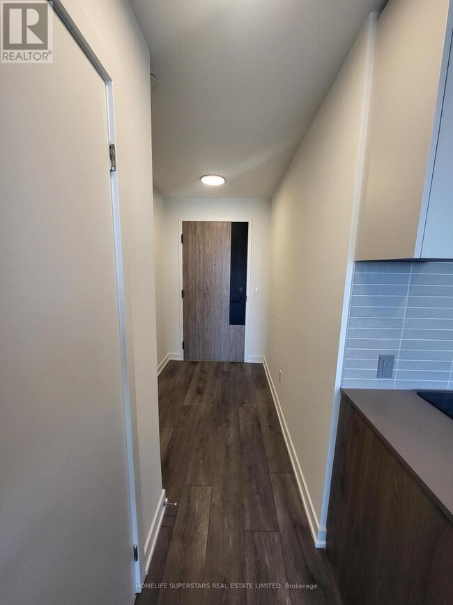 Building Photo - 1007 The Queensway