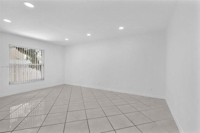 Foto del edificio - 300 SW 100th Ave