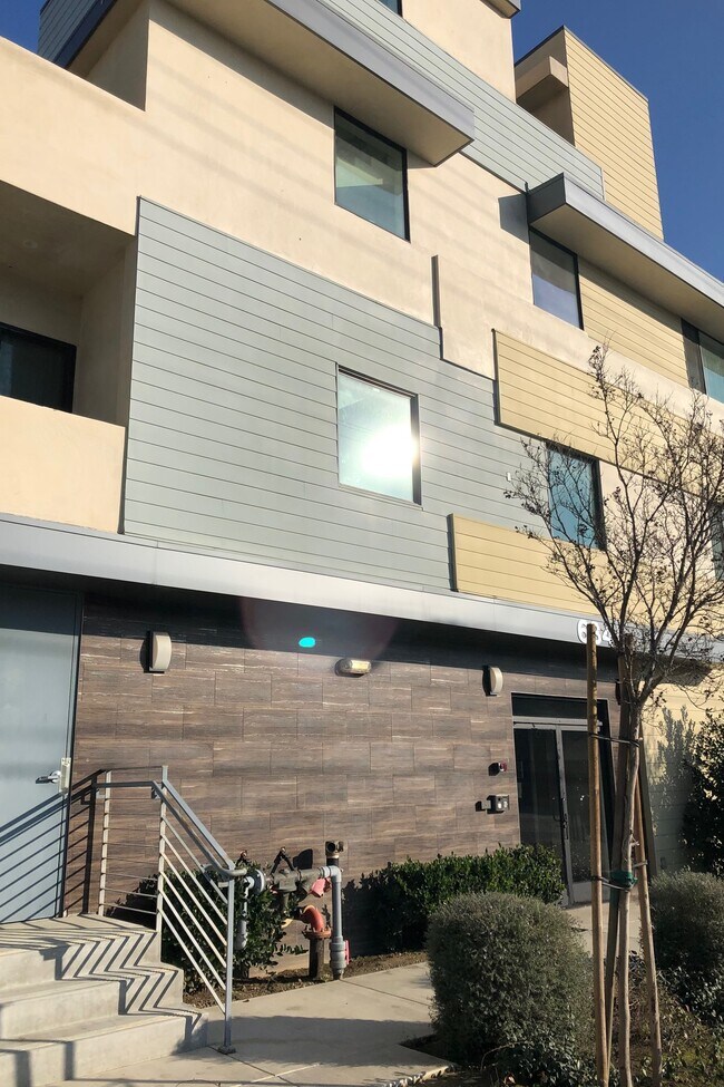 Foto del edificio - 6844 Woodman Ave