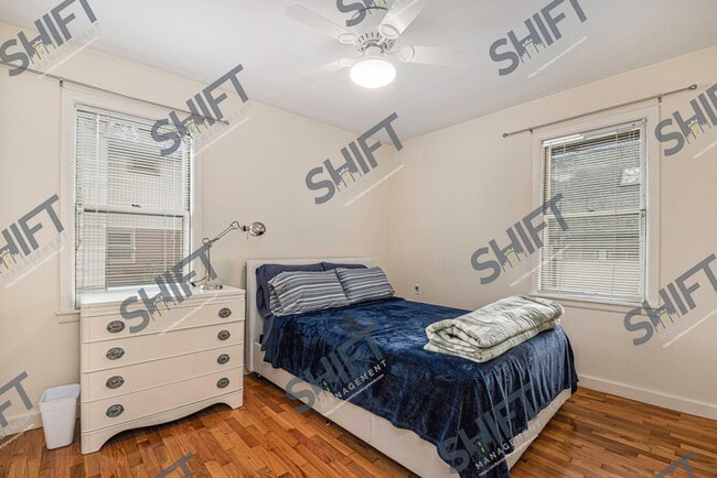 Building Photo - 2146 Lansing - Charming 2 bedroom home in ...
