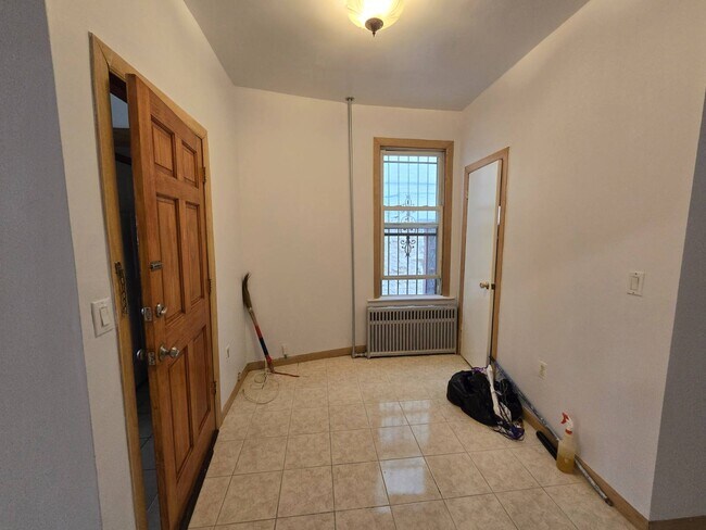 Foto del edificio - 3228 Hull Ave