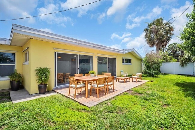 Foto del edificio - MAXIMO MOORINGS 3/2/2 HOME NEAR ST. PETE B...