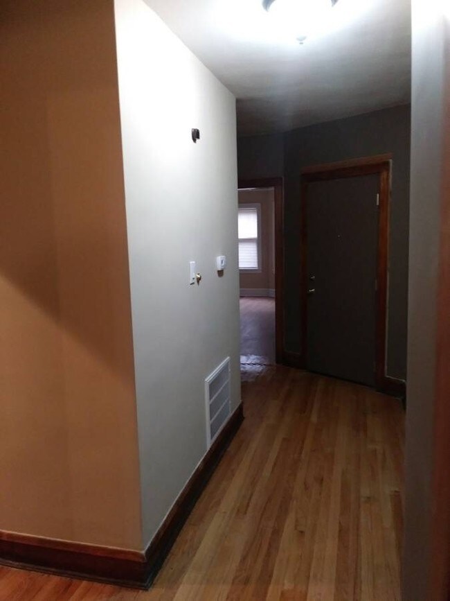 Foto del edificio - 1421 N Leclaire Ave