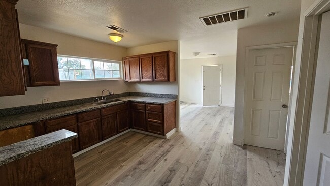 Foto del edificio - 2 Bd 1 Ba Home | Huge Lot in East Bakersfield