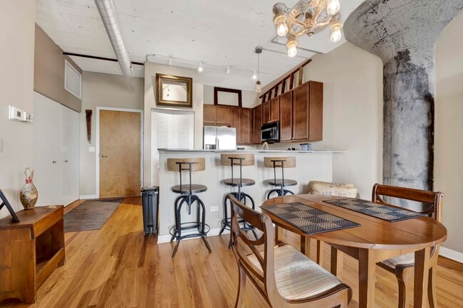 Building Photo - 1071 W 15th St
