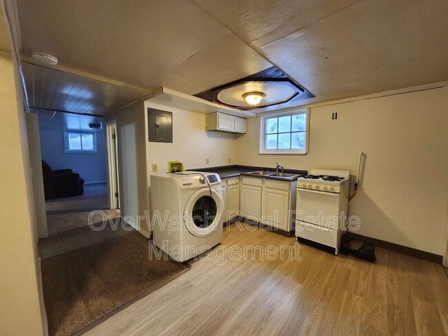 Building Photo - 1550 Medfra St