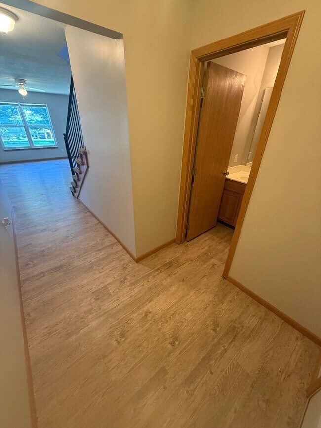 Foto del edificio - Spacious 3 bedroom, two level duplex in Raymore with new flooring!