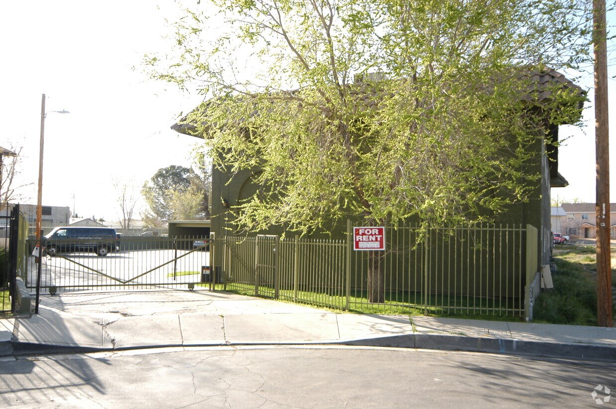 Foto del edificio - 502-508 E Avenue Q4