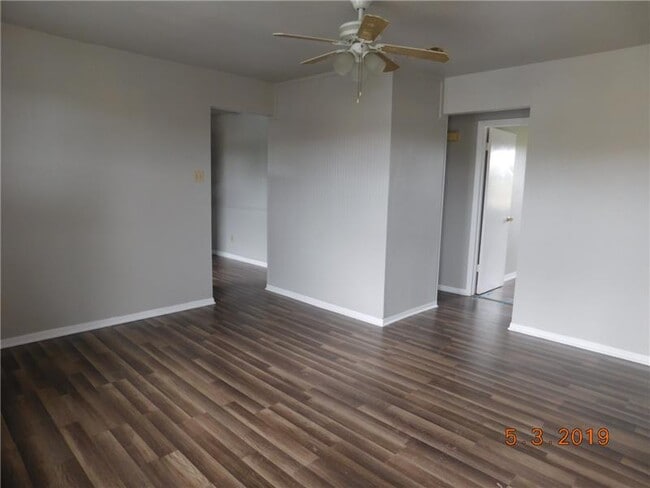 Building Photo - 207 North Dr