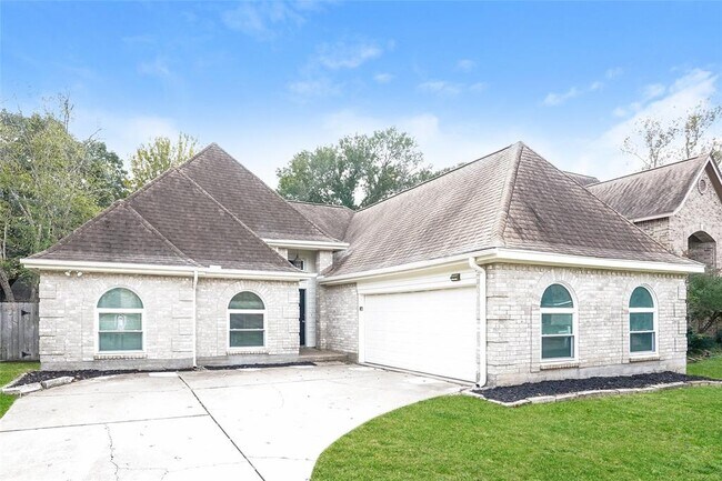 Building Photo - 15619 Fern Ridge Dr