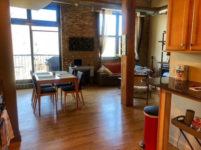 Open Space Living with Balcony - 612 N Oakley Blvd