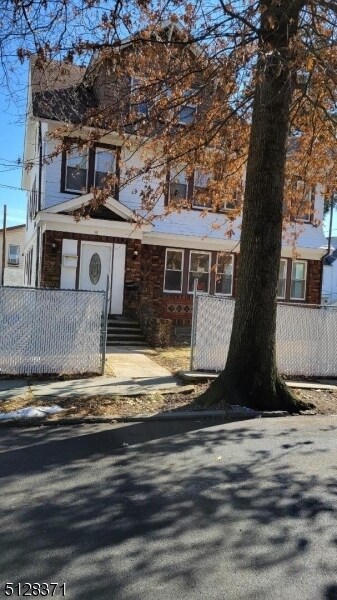Primary Photo - 98 Mead St