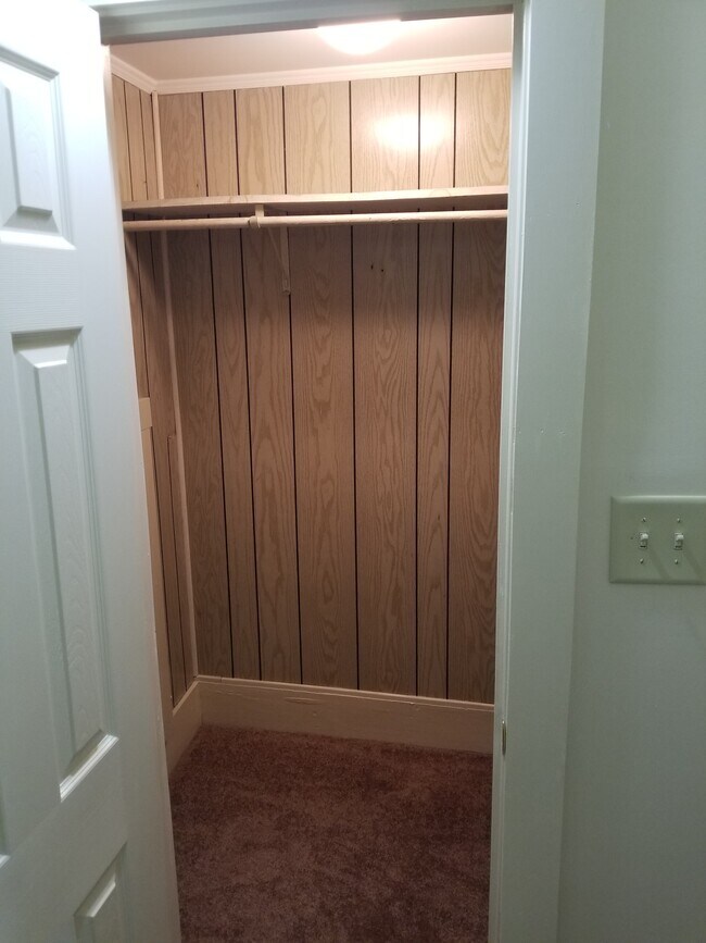 Disfruta de un picnic en Summerhill Park en Lake Elsinore. - 353 N State St