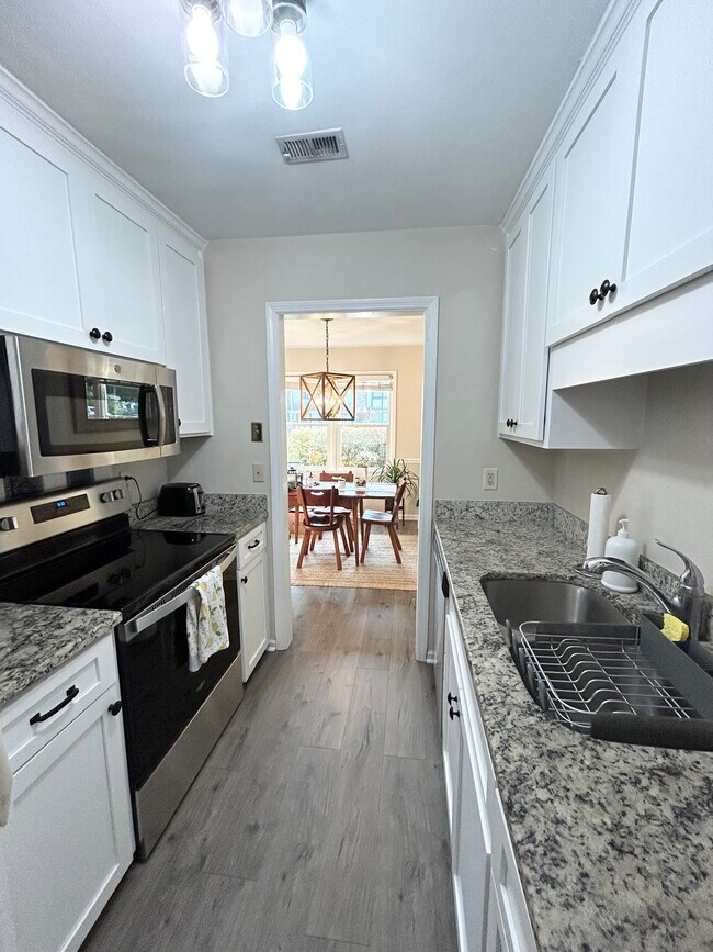Kitchen with stainless appliances - 675 Buckhall Ct