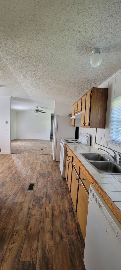 Building Photo - Ready to Move in