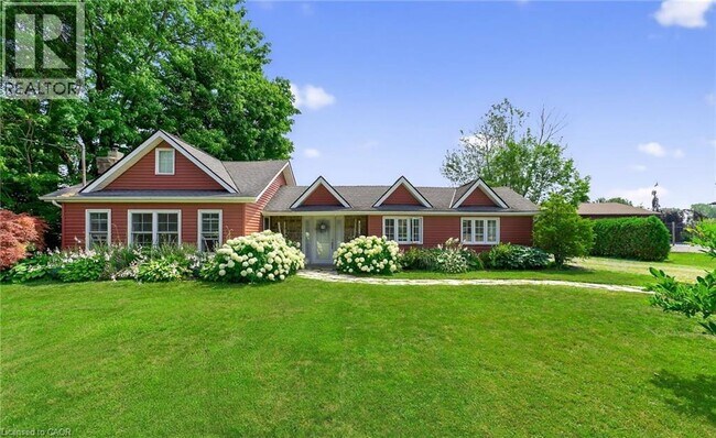 Photo du bâtiment - 44 Pleasant Ave S