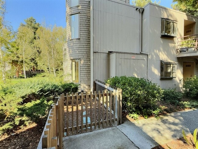 Photo - 3 BD/2 BA Gorgeous Pet-Friendly Home in Fa...