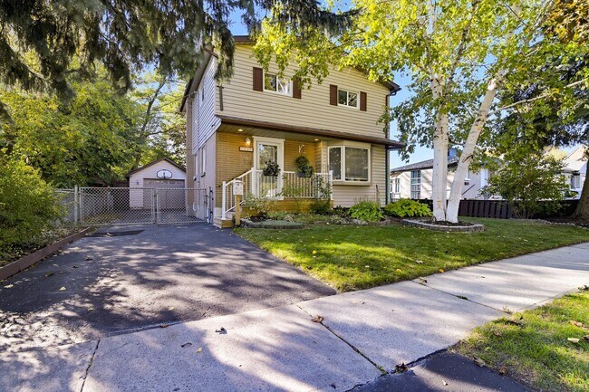 Building Photo - 10 Roosevelt Ave