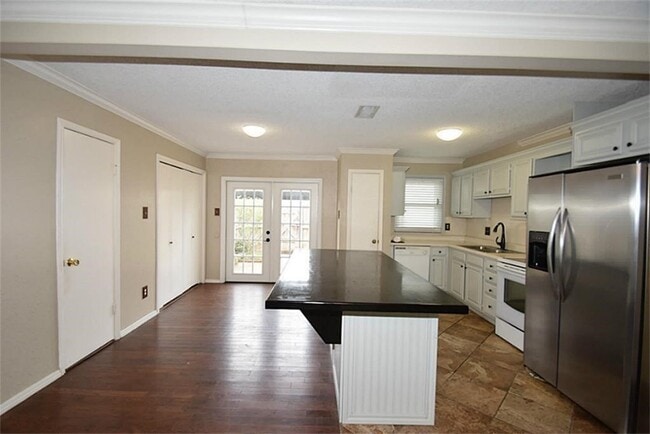Building Photo - 9323 Westwood Village Dr