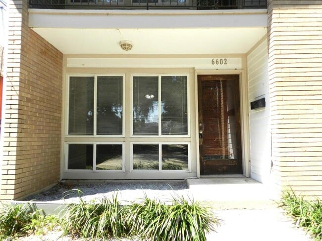 Building Photo - 6602 Bellaire Dr