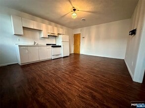Building Photo - 530 Valley Brook Ave