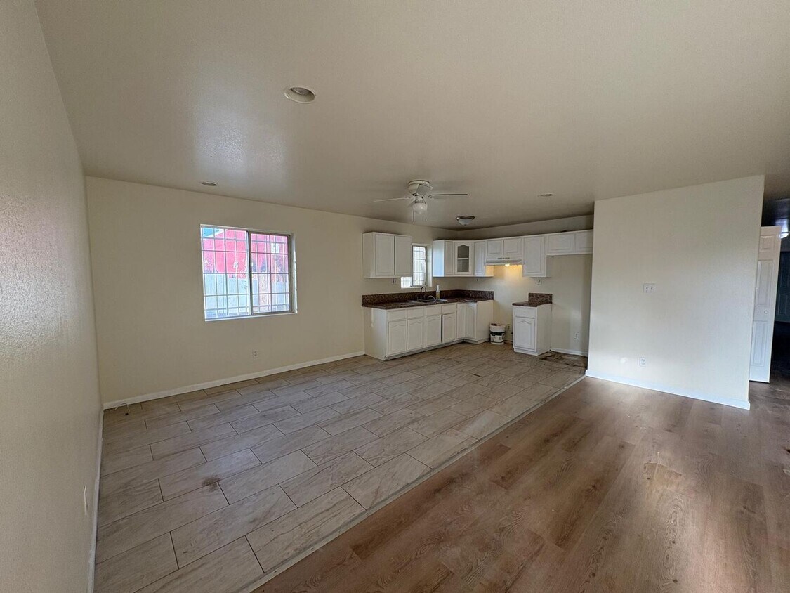 Foto principal - 3 Bed/2 Bath Move In Today! $3,500!