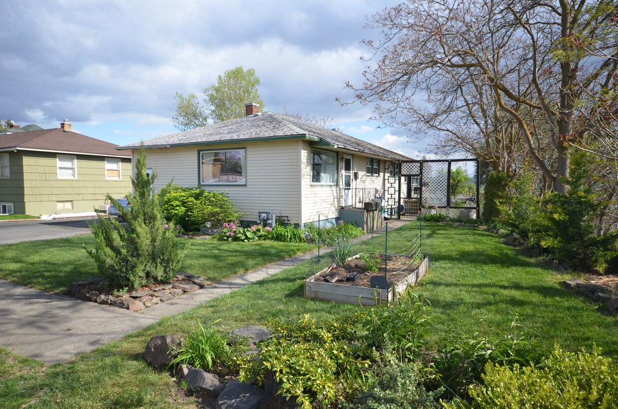 Primary Photo - 24 E Dalton Ave
