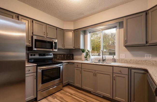 Foto del edificio - Spacious 4 bedroom 2 bathroom Townhouse