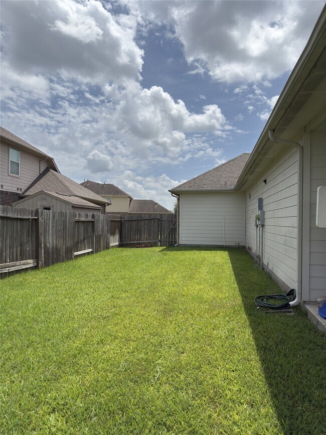 Building Photo - 30723 Legends Ridge Dr
